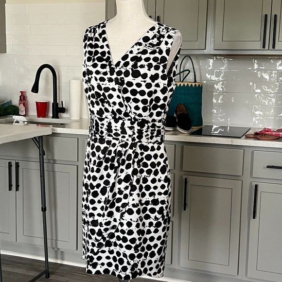 H&M Black and White V-Neck Dress Cummerbund Waist Size 12 - Picture 3 of 9